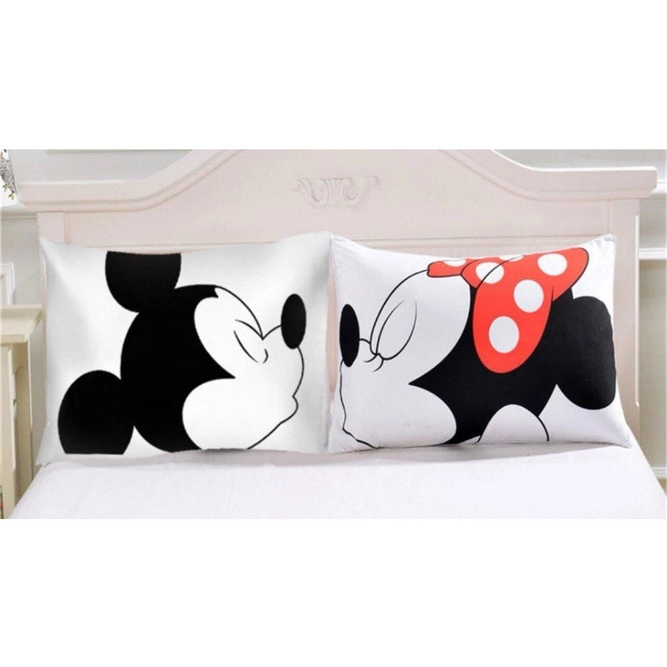 Mickey Mouse Couple 3 pcs 51X75X2 fitted Sheet With Zipper