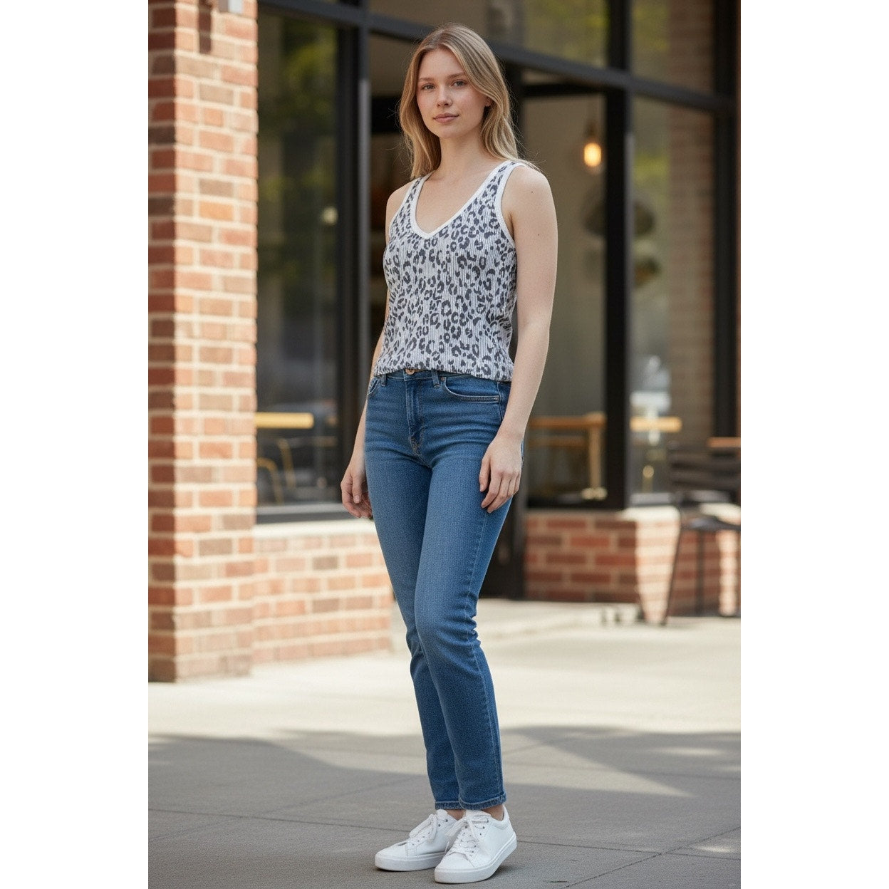 Aura Women’s White With Gray Prints Size S/M Tank Top