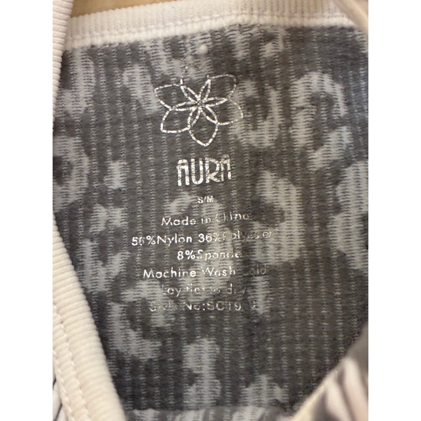Aura Women’s White With Gray Prints Size S/M Tank Top