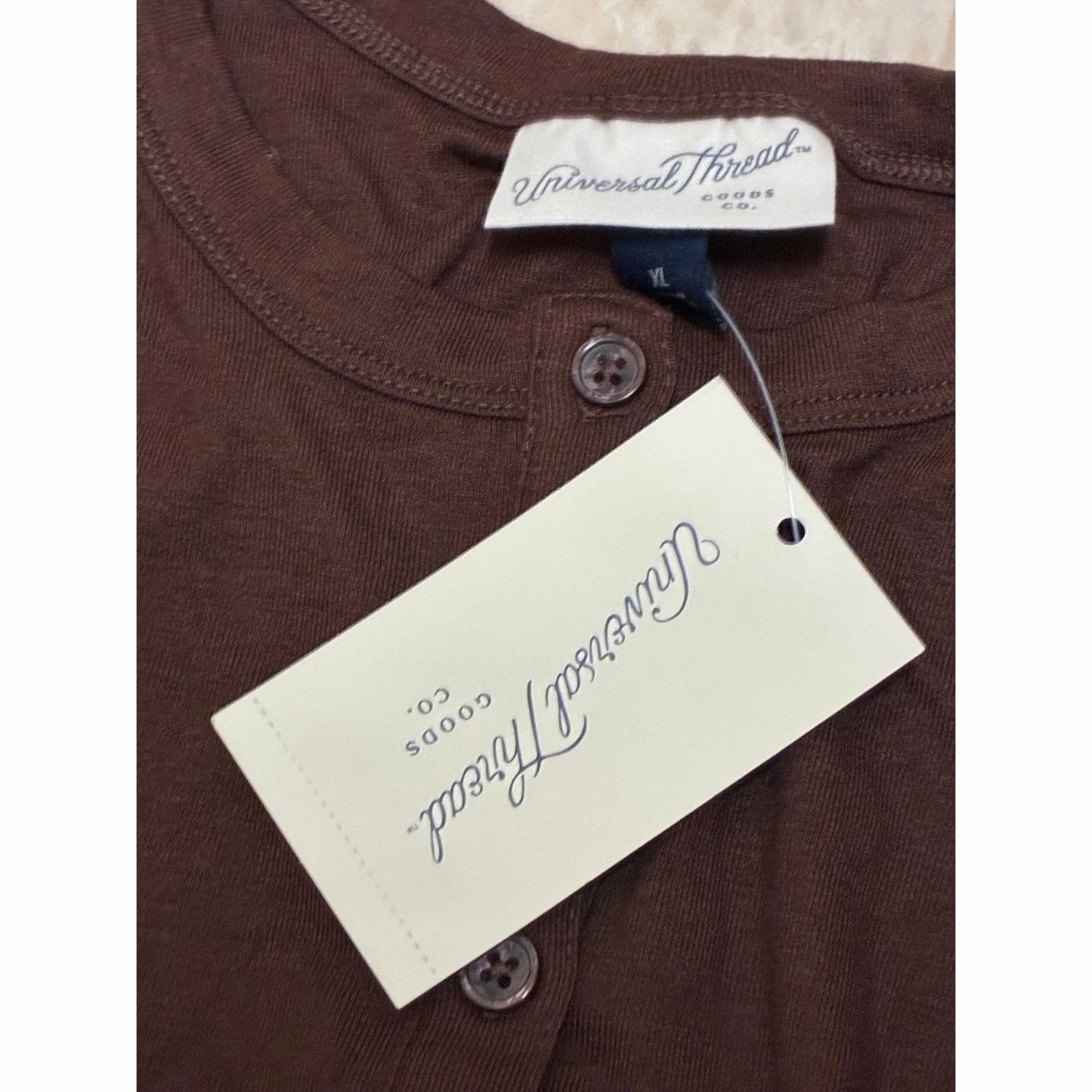 Universal thread Women’s Long Sleeve Top With 6 Buttons On it Size X-Large Brown