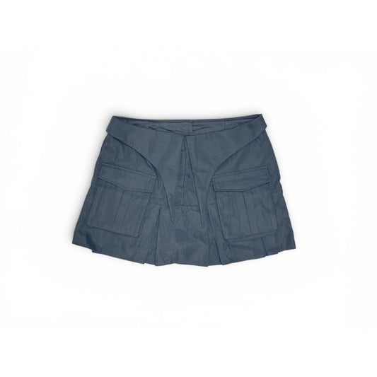 grey cargo mini skirt featuring pleated hem details and side flap pockets.