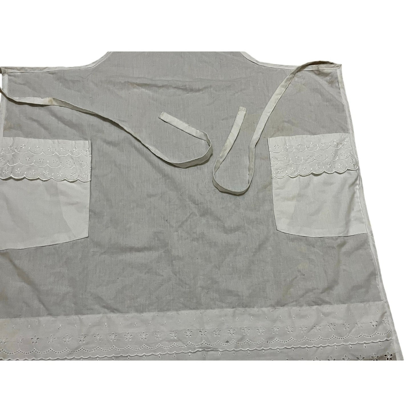 All White Women’s Apron With 2 Pockets In The Front One Size