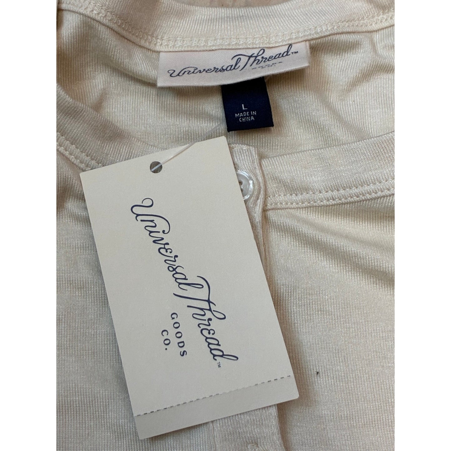Universal thread Women’s Long Sleeve Top With 6 Buttons On it Size Large