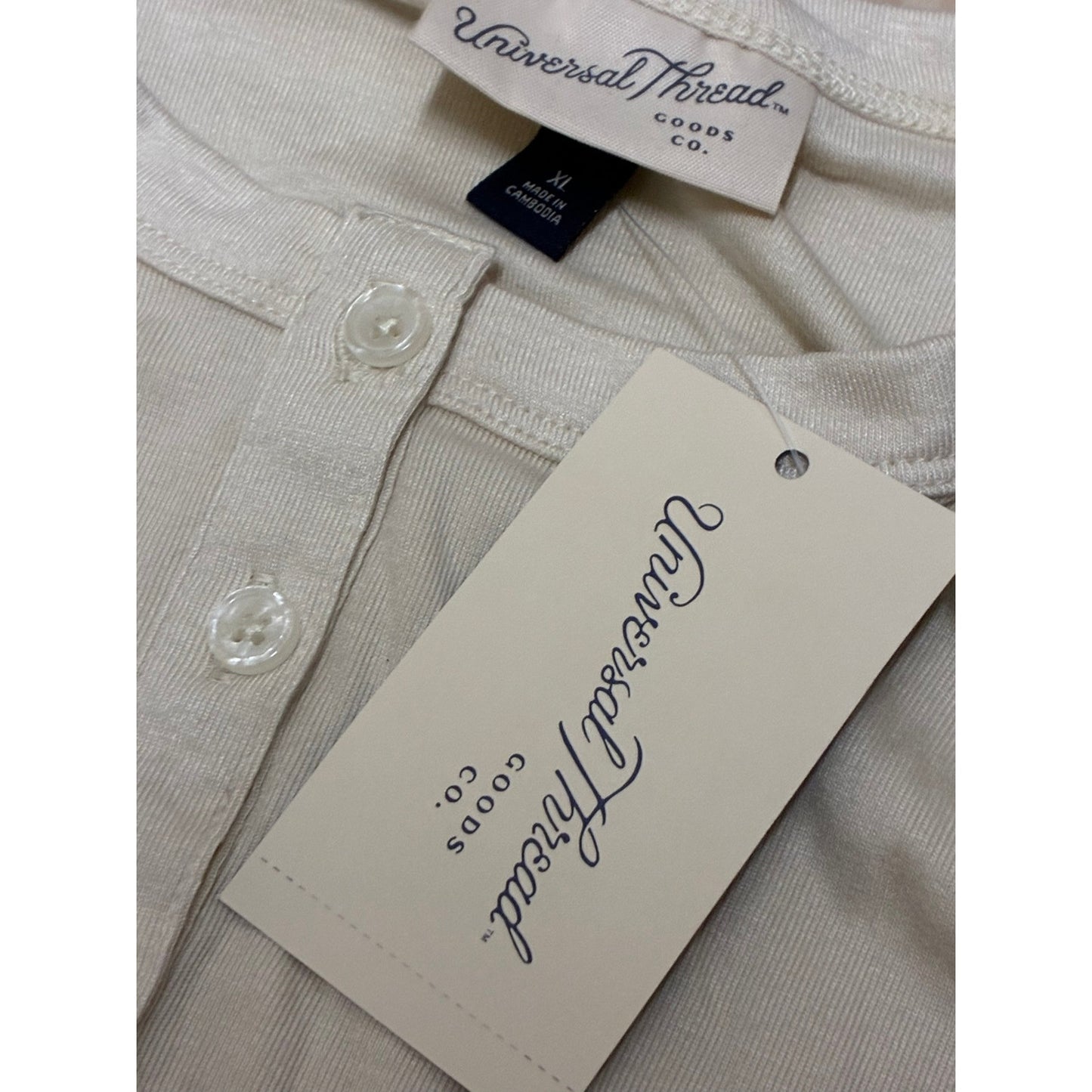 Universal thread Women’s Long Sleeve Top With 6 Buttons On it Size X-Large
